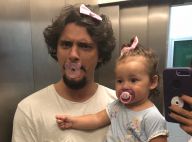 Bruno Gissoni posa de chupeta e lacinho com a filha, Madalena: 'Ama me imitar'
