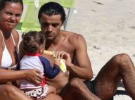 Felipe Simas curte praia com a filha, Maria, e a mulher, Mariana Uhlman. Fotos!