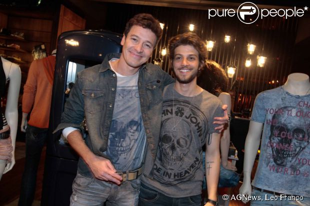 Rodrigo Faro e Chay Suede prestigiam lançamento da coleção Verão 2015 da John John, em São Paulo, em 10 de julho de 2014