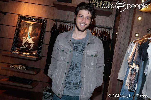 Rodrigo Faro e Chay Suede prestigiam lançamento da coleção Verão 2015 da John John, em São Paulo, em 10 de julho de 2014