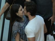 Camila Queiroz troca beijos com o noivo, Klebber Toledo, em shopping do Rio