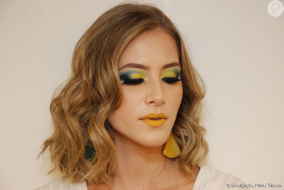 Para a primeira make, Pedro optou pelas cores azul e amarelo, ornando os olhos com uma boca colorida