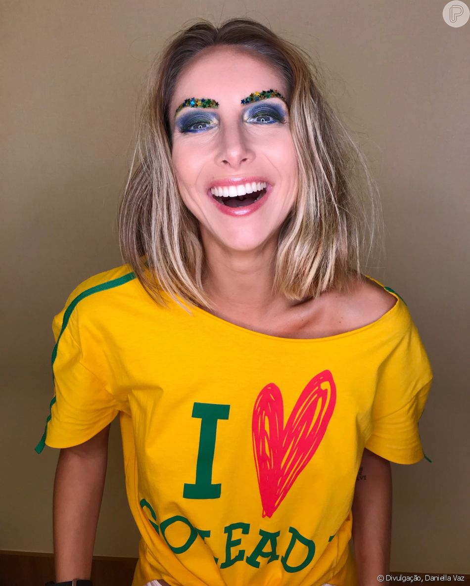 Responsável pela terceira opção de maquiagem, Daniella Vaz explica como colar as estrelinhas na sobrancelha