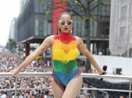 Anitta usa look de franjas com as cores do arco-íris na Parada LGBT. Fotos!