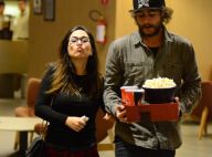 Tatá Werneck e Rafael Vitti trocam carinhos em cinema de shopping no Rio