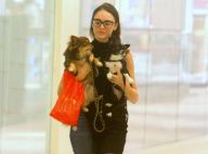 Isabelle Drummond passeia com cachorros em shopping do Rio. Veja fotos!