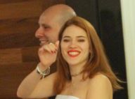Ex-BBB Ana Clara acena para fotógrafo durante passeio no shopping com a mãe