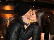 Noivos, Camila Queiroz e Klebber Toledo trocam beijos em evento. Fotos!
