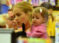 Angélica leva a filha caçula, Eva, a uma loja de brinquedos em shopping do Rio