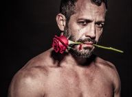 Malvino Salvador posa dramático com rosa na boca para quadro de exposição