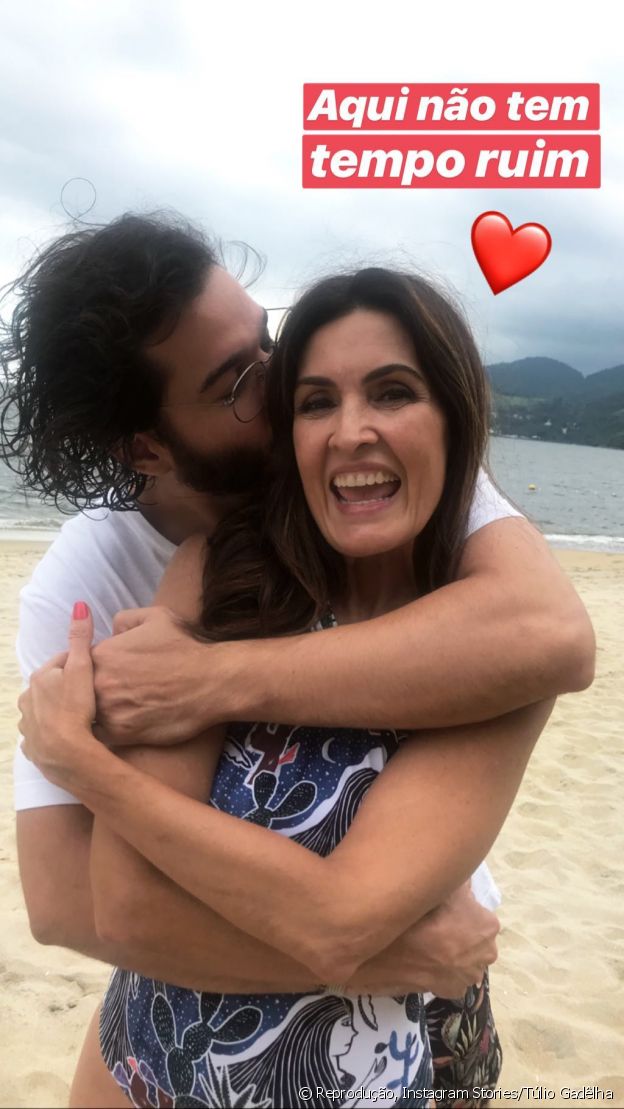FÃ¡tima Bernardes ganha beijo de TÃºlio GadÃªlha em foto