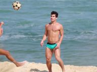 Thiago Martins joga bola e se diverte com amigos em praia do Rio