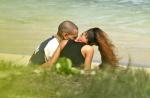 Com aliança, Rihanna comemora aniversário com Chris Brown em praia do Havaí