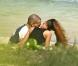 Com aliança, Rihanna comemora aniversário com Chris Brown em praia do Havaí