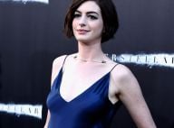 Anne Hathaway prestigia première do filme 'Interestelar' com vestido decotado