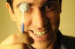 Marcelo Adnet usa aparelho nos dentes para personagem em 'O Dentista Mascarado'