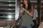 Sem Neymar, Bruna Marquezine usa minissaia para jantar com amiga, no Rio