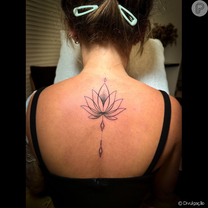 Nat Lia Toscano Tatuou Uma Flor De L Tus Nas Costas Purepeople