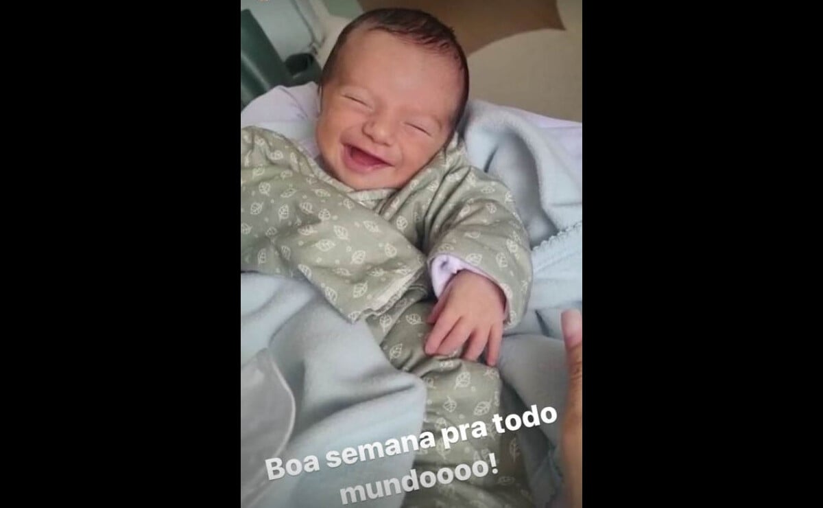 Foto O filho recém nascido de Claudia Raia encanta pela simpatia