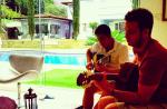 Enzo, filho de Claudia Raia e Edson Celulari, mostra talento no violão