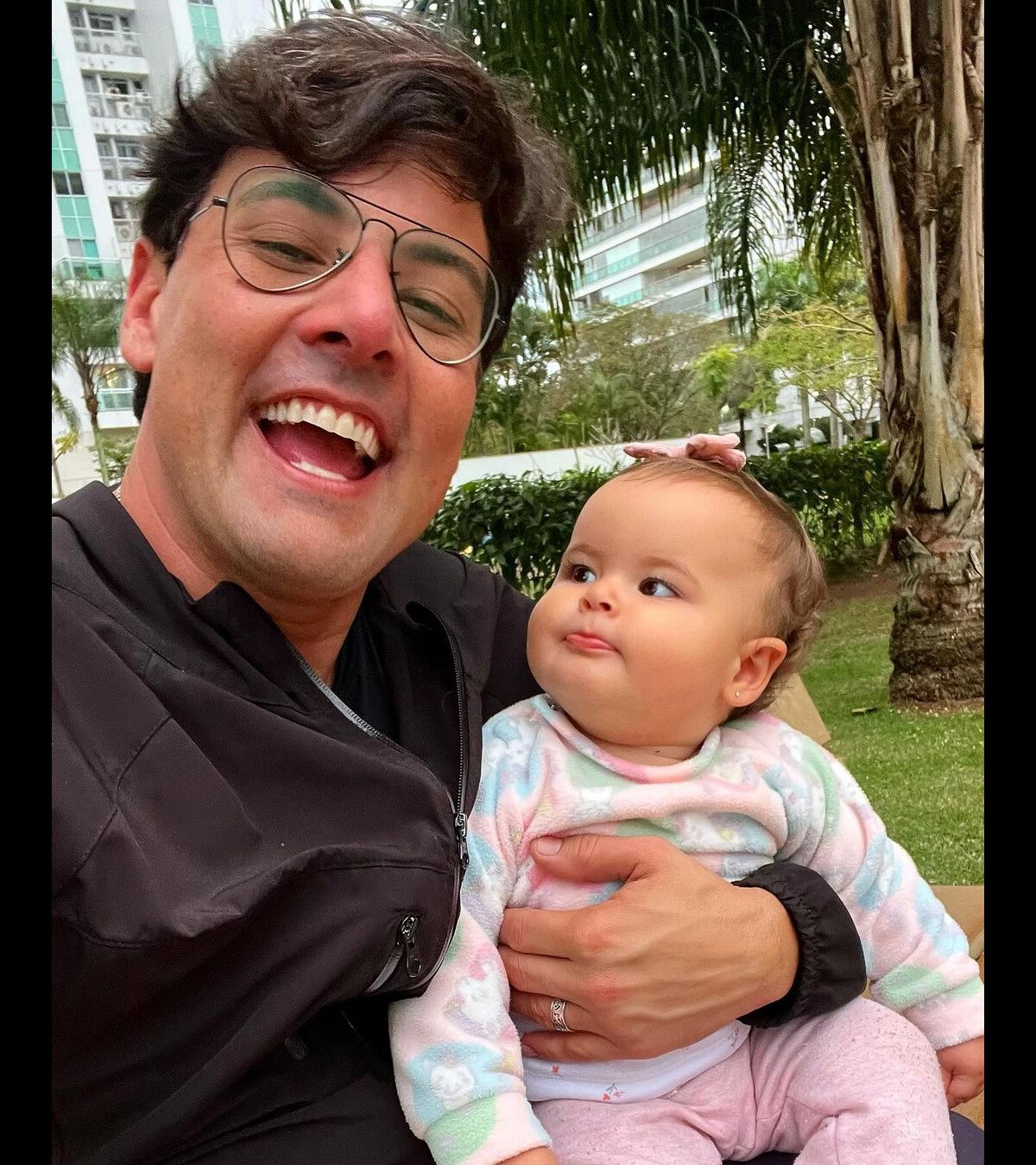 Foto Bruno De Luca Segura A Filha Aurora Nascida Em 6 De Outubro De