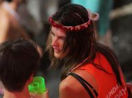 Alessandra Ambrosio deixa camarote em Salvador amparada por amigos