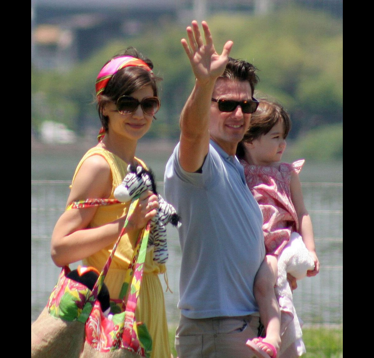 Foto Tom Cruise acena para fotógrafo enquanto leva a filha Suri para