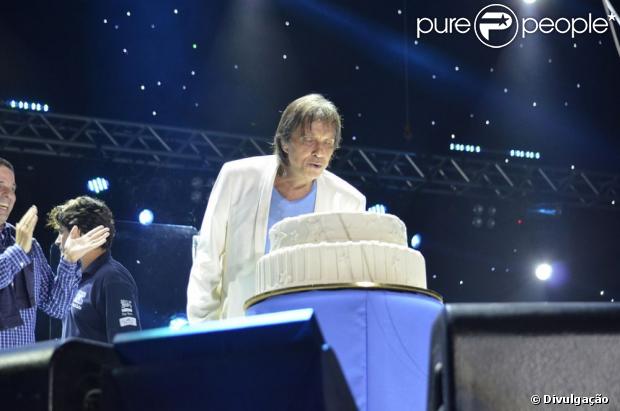 Roberto Carlos comemora 72 anos com show para 50 mil pessoas na Arena Grêmio, em Porto Alegre, no Rio Grande do Sul, em 20 de abril de 2013