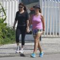 Giovanna Antonelli corre de maria-chiquinha e óculos na orla do Rio de Janeiro