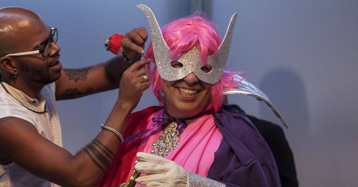 Leandro Hassum se fantasia de Capitão Gay para o Fantástico Maravilhoso Purepeople