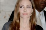 Angelina Jolie retira os seios para evitar câncer de mama: 'Não foi fácil'