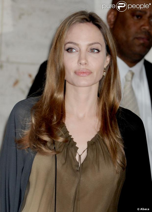 Angelina Jolie faz cirurgia de retirada dos seios para evitar o câncer de mama, em 14 de maio de 2013