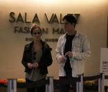Rômulo Arantes Neto e Cleo Pires esperam o manobrista chegar com o carro na porta de shopping