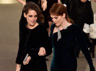 Kristen Stewart e Julianne Moore viram figurantes no desfile da Chanel em Paris