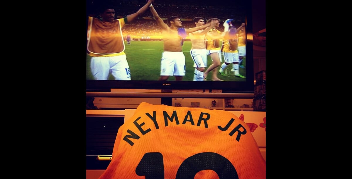 Foto Bruna Marquezine parabeniza o namorado Neymar após o jogo do