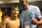 Neymar, rodeado de mulheres, é flagrado em festa da Seleção com Júlio César