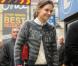 Katie Holmes é fotografada com sorriso discreto ao chegar à Broadway, nos EUA