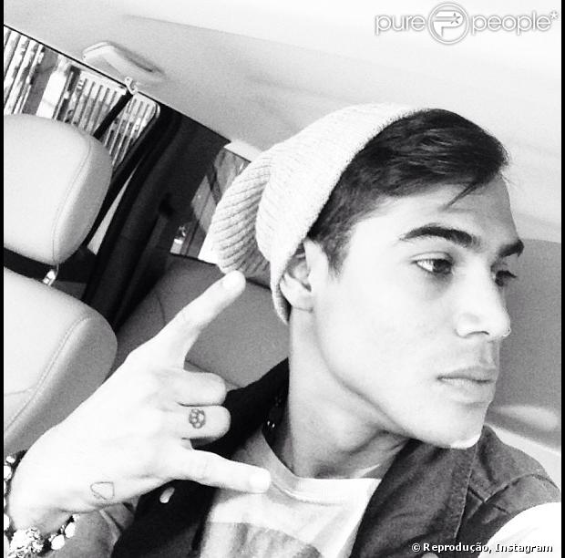 Micael Borges prepara CD solo, lança grife de roupas e fala do namoro com a carioca Heloisy Oliveira, de 26 anos: 'Praticamente casado'. Ele deu entrevista à revista 'Caras' em 22 de julho de 2013