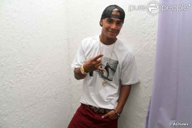 Micael Borges prepara CD solo, lança grife de roupas e fala do namoro com a carioca Heloisy Oliveira, de 26 anos: 'Praticamente casado'. Ele deu entrevista à revista 'Caras' em 22 de julho de 2013
