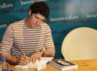 Reynaldo Gianecchini lança biografia em São Paulo com presença de fãs