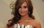 Demi Lovato celebra 21 anos na África e com chance de estrelar a série 'Glee'