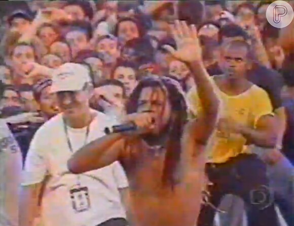 Ainda em 2001, quem passou sufoco foi Carlinhos Brown. Ele foi hostilizado pela plateia, além de ser atingido por garrafas que foram jogados no palco