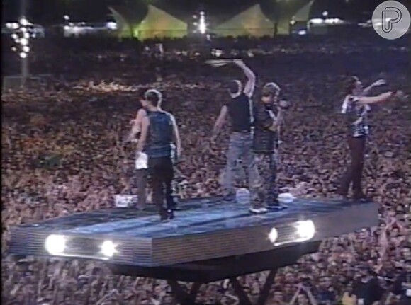 *NSYNC levantou a plateia em 2001. Com um palco suspenso, a banda subiu na plataforma com uma bandeira do Brasil