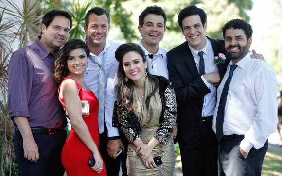Elenco se reúne na gravação do casamento Paloma (Paolla Oliveira) e Bruno (Malvino Salvador), em 'Amor à Vida'