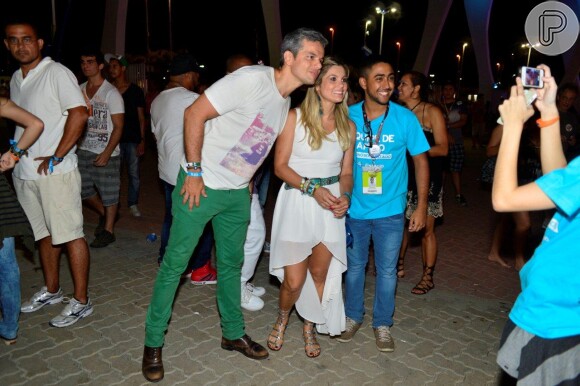 O casal Otaviano Costa e Flávia Alessandra demonstraram simpatia ao chegar no evento e atender os fãs