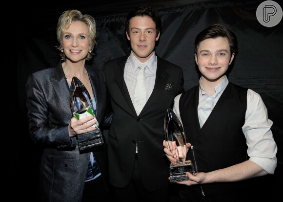 Cory Monteith, Chris Colfer e Jane Lynch quando ganharam o prêmio de Melhor Comédia da TV por 'Glee'