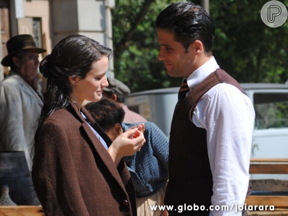 Amélia (Bianca Bin) e Franz (Bruno Gagliasso), par romântico protagonista de 'Joia Rara', se conhecem no fim do primeiro capítulo da trama