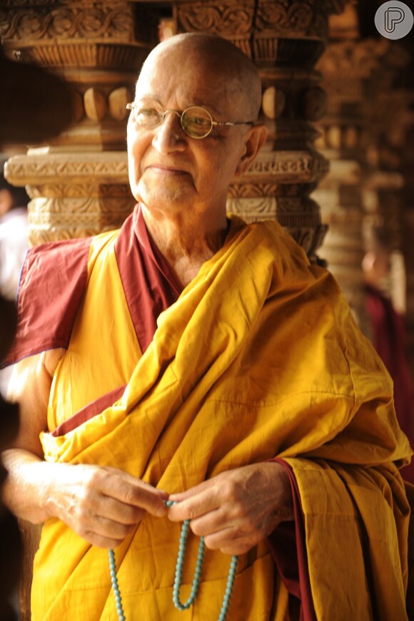O mestre Ananda Rinpoche (Nelson Xavier) fica amigo de Franz (Bruno Gagliasso) durante a estadia do brasileiro no mosteiro de Padma Ling, no primeiro capítulo de 'Joia Rara'