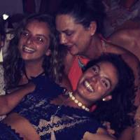 Isis Valverde celebra aniversário de 29 anos com Luiza Brunet e amigas na Bahia