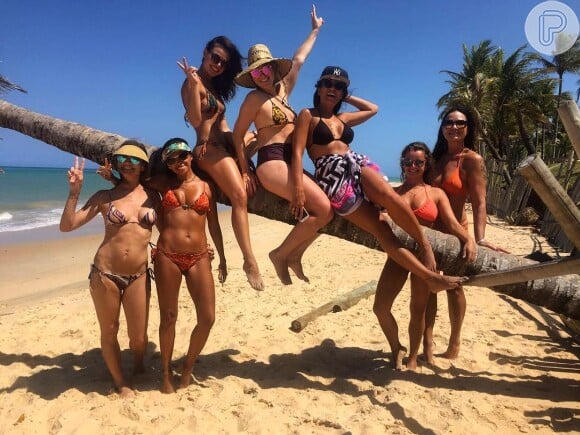 'Melhor véspera de aniversário da vida!', escreveu Isis Valverde na legenda de uma foto na praia, publicada em seu Instagram